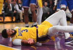 火博体育官网:在被医疗车送出球馆时,戴维斯对记者说“我没事”